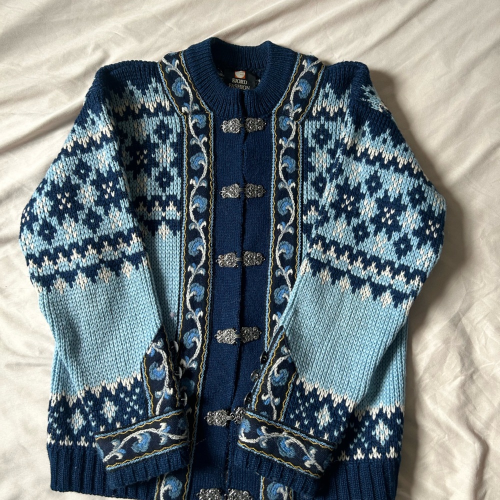Beautiful Norwegian hand-knitted wool sweater (heirloom)